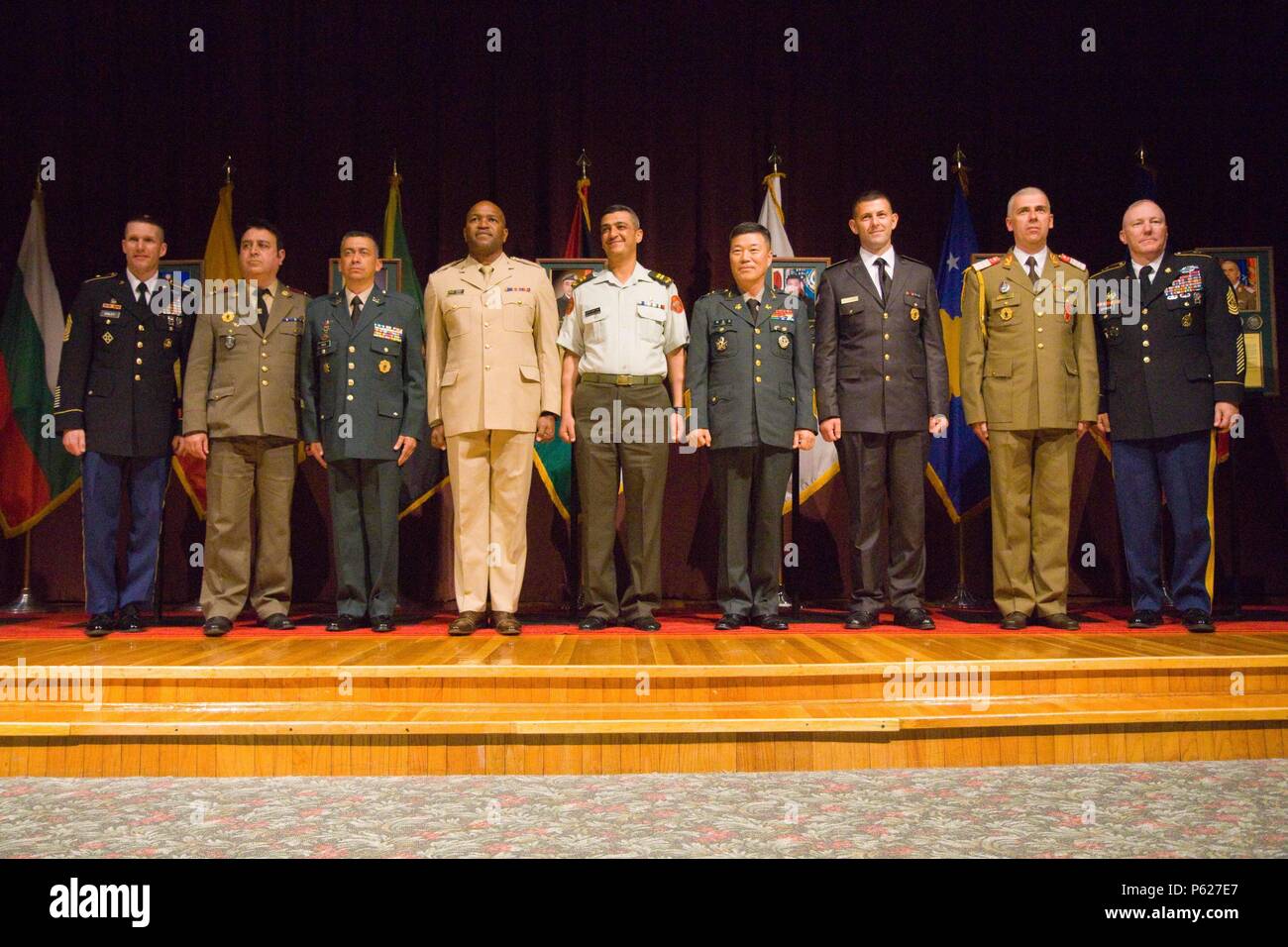 Mit dem Sergeant Major der Armee, Daniel A. Dailey (links), sind internationale Unteroffizieren und ehemaligen Absolventen der US-Army Sergeants Major Academy, hier auf Fort Bliss, Texas, 12. April 2016. (U.S. Armee Foto von Sgt. James Avery, 16 Mobile Public Affairs Abteilung) Stockfoto
