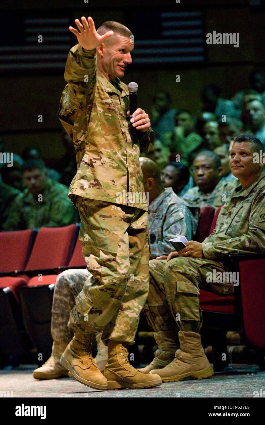 Sergeant Major der Armee Daniel A. Dailey spricht Studierende an der Sergeant Major Akademie während der 2016 internationale Ausbildung und Leiter Entwicklung Symposium hier auf Fort Bliss, Texas, 13. April 2016. (U.S. Armee Foto von Sgt. James Avery, 16 Mobile Public Affairs Abteilung) Stockfoto