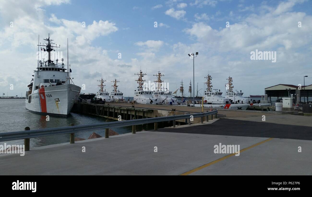 In der Nähe der Coast Guard Cutter Dauntless, sechs der 16 Patrouillenboote im 8. Bezirk Günstig sammeln für einen jährlichen Frühling Fall genannt, das Patrouillenboot Runden bei Sektor Field Office Galveston, Texas, 10. April 2016. Die Zusammenarbeit ermöglicht die Patrouillenboote in der Umgebung Wartung, Schulung und Moral Veranstaltungen durchzuführen, um die Betriebsbereitschaft zu verbessern. U.S. Coast Guard Foto von Chief Warrant Officer Michael Rieman. Stockfoto