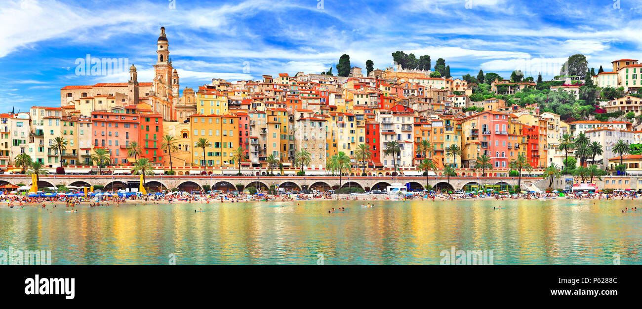 Schöne Menton Dorf, mit bunten Häusern und Meer, Frankreich. Stockfoto