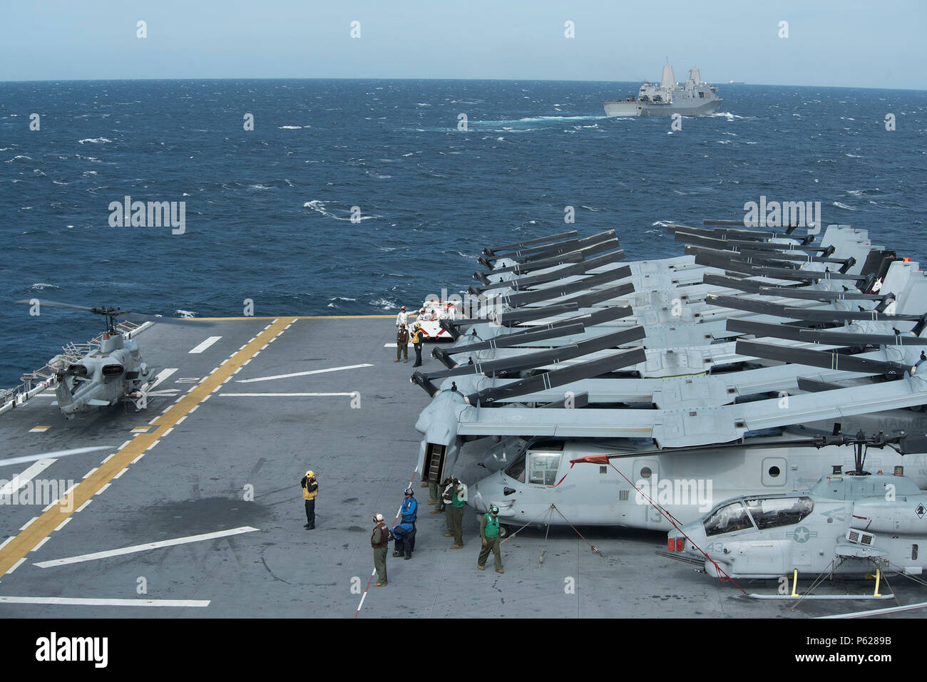 160414-N-VK 310-118 ATLANTIK (14. April 2016) Die Amphibious Assault ship USS Wasp (LHD 1) folgt der Landung Transport dock Schiff USS San Antonio (LPD-17), die sich in der Ausbildung. Wasp ist mit dem Wasp Amphibious Ready Gruppe die Teilnahme an Amphibious Ready Gruppe/Marine Expeditionary Unit Übung im Gange. (U.S. Marine Foto von Mass Communication Specialist Seaman Michael Molina/Freigegeben) Stockfoto