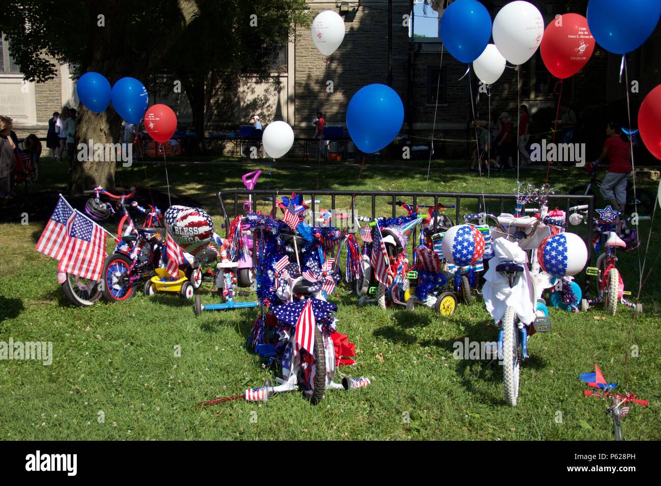 Philadelphia, PA, USA - Juli 4, 2012: Familien feiern Amerikas Unabhängigkeitstag dekoriert mit Fahrrad einen jährlichen Kinder Parade in Philadelphia. Stockfoto