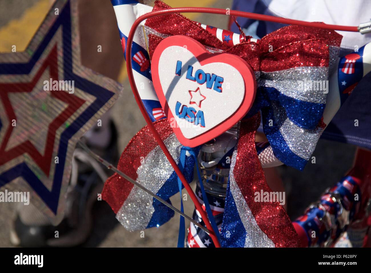 Patriotische Verzierungen gefunden auf der ein Kind eingerichtet Fahrrad in der Feier des America's Independence Day. Stockfoto