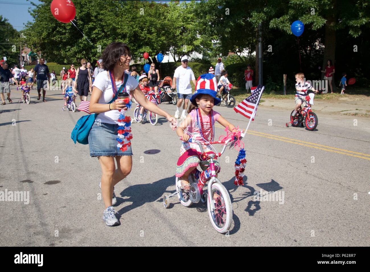 Philadelphia, PA, USA - Juli 4, 2012: Familien feiern Amerikas Unabhängigkeitstag dekoriert mit Fahrrad einen jährlichen Kinder Parade in Philadelphia. Stockfoto