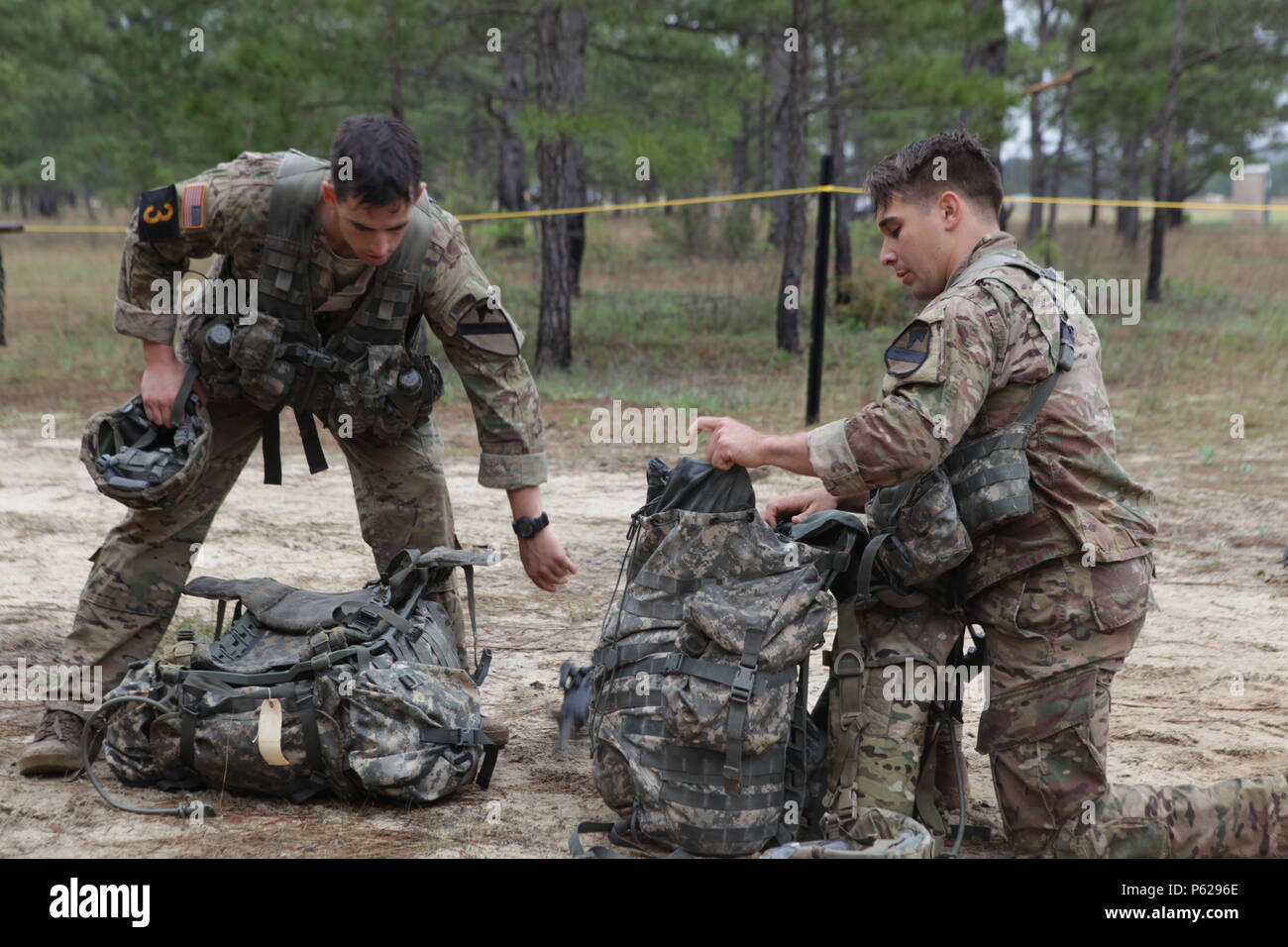 Us-Armee Kapitän James Teskey und Oberstleutnant Nicholas Kiser für das nächste Hindernis während der besten Ranger Wettbewerb 2016 in Fort Benning, Ga, 15. April 2016 vorbereiten. Die 33. jährliche David E. Grange jr. Am besten Ranger Wettbewerb 2016 ist eine dreitägige Veranstaltung, bestehend aus Herausforderungen Wettbewerber des körperlichen, geistigen und technischen Fähigkeiten. (U.S. Armee Foto von SPC. Kelson Brooks/Freigegeben) Stockfoto