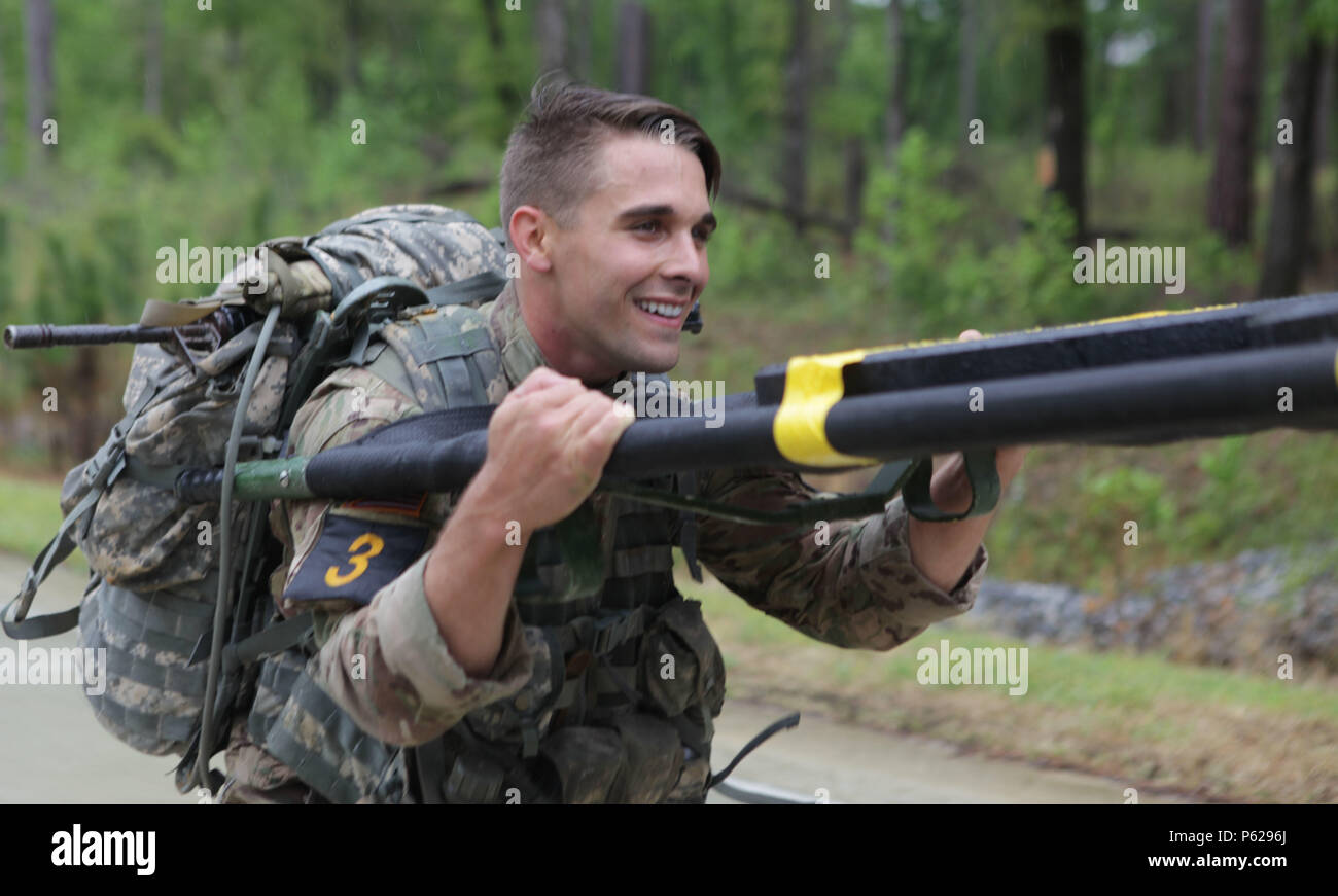 Us-Armee Kapitän James Teskey, 2 Infanterie Division, beteiligt sich an der gewichteten Wurf tragen während der besten Ranger Wettbewerb am Fort Benning, Ga, 15. April 2016. Die 33. jährliche David E. Grange jr. Am besten Ranger Wettbewerb 2016 ist eine dreitägige Veranstaltung, bestehend aus Herausforderungen Wettbewerber des körperlichen, geistigen und technischen Fähigkeiten. (U.S. Armee Foto von SPC. Kelson Brooks/Freigegeben) Stockfoto