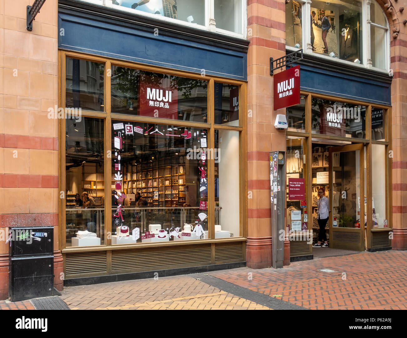 Exterieur, Schaufenster und Eingang des Muji minimalistischen General Store; New Street, Birmingham, West Midlands, England, Großbritannien Stockfoto