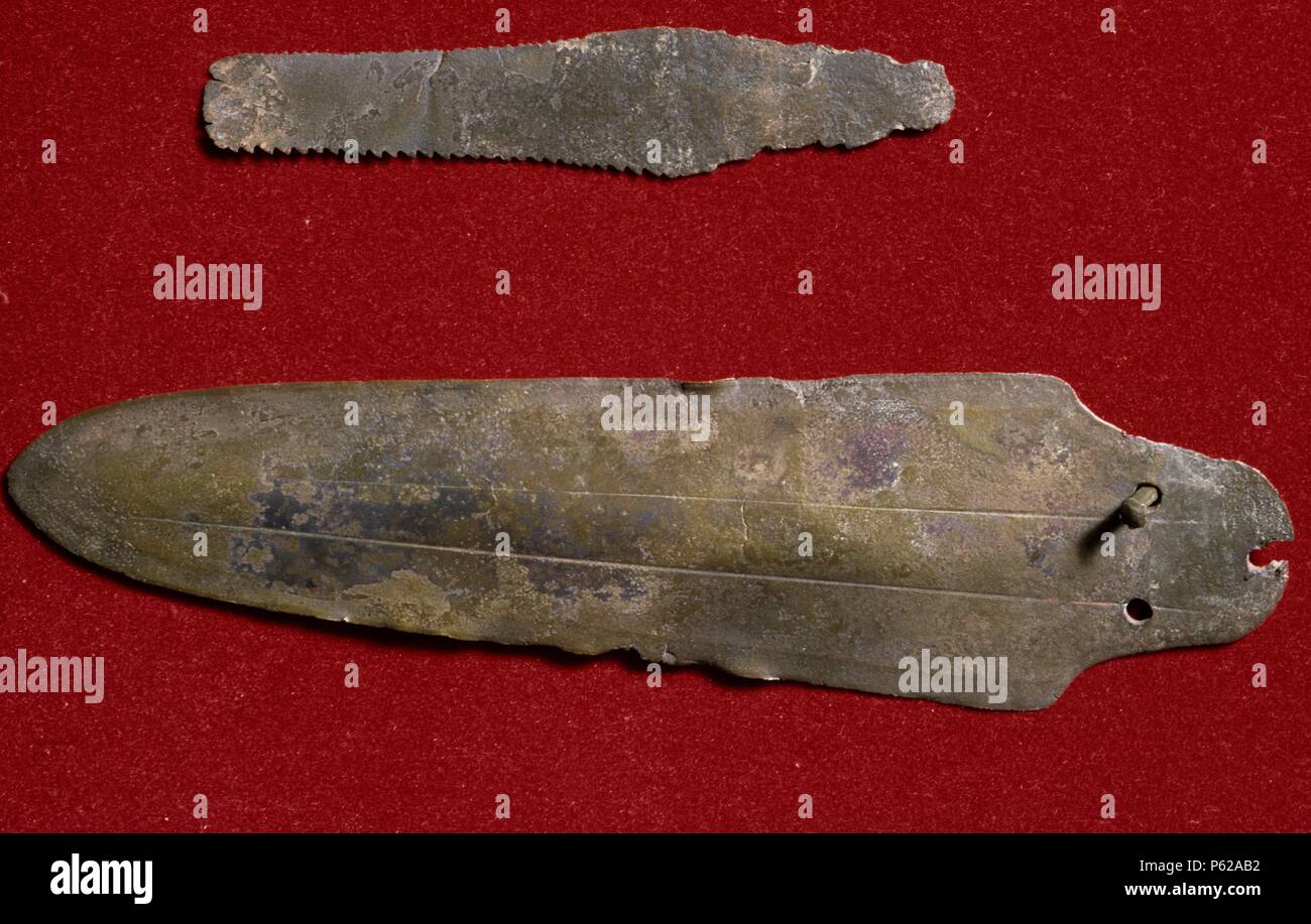 Tesorillo De La Finca La Paloma Alabardas Punales De Lengueta Puntas Palmeras Cinta De Oro En El Museo De Santa Cruz Anos 1750 1500 A C Stockfotografie Alamy