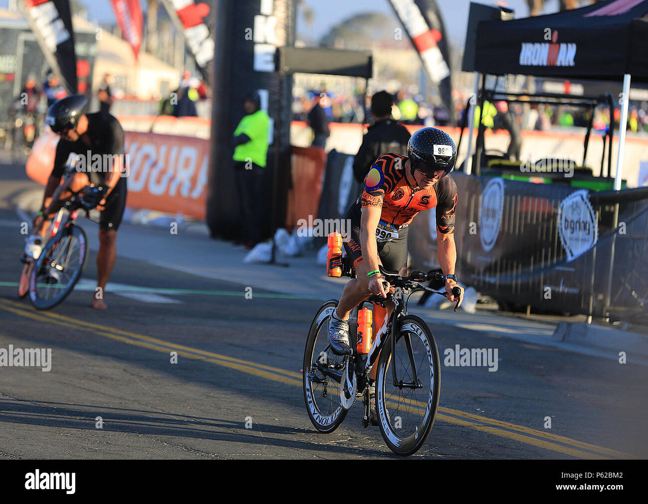 OCEANSIDE, Kalifornien - Fast 3.000 Athleten aus 28 Ländern lief, Schwamm und radelte durch Oceanside und Camp Pendleton während des 17. jährlichen Ironman 70.3 Oceanside triathlon, April 2. Der Triathlon ist ein Test der Muskel- und Herz-Kreislauf-Ausdauer erfordert, Konkurrenten zu schwimmen 1,2 Meilen in Oceanside Harbor, Fahrrad für 56 Meilen entlang der Küste von San Clemente, bevor Sie durch Camp Pendleton, und 13,1 Meilen zurück laufen durch Oceanside. Stockfoto