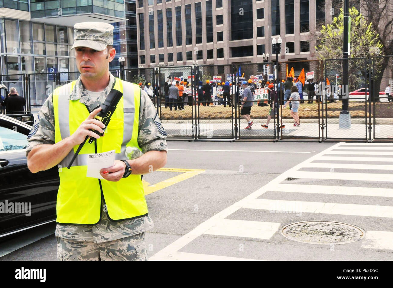 Master Sgt. Robert King, 201St Airlift Squadron first Sergeant, Distrikt von Columbia Air National Guard, wartet auf Radio Antwort in die Innenstadt von Washington, DC, in der Nähe von einem Protest, April 1, 2016. Soldaten und Piloten des DC National Guard freiwillig zu sichern und patrouillieren den Umkreis und mit der Flugsicherung in der Nähe der 2016 Nuclear Security Summit Hilfe am Walter E. Washington Convention Center statt. (U.S. Air National Guard Foto von Master Sgt. Craig 1880 / freigegeben) Stockfoto