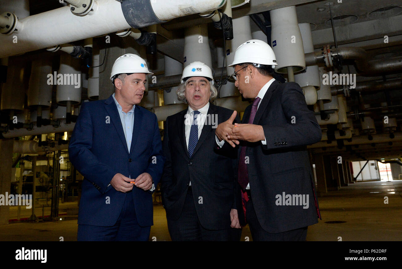 Us-Energieminister Ernest Moniz, begleitet von israelischen Minister für Nationale Infrastruktur, Energie und Wasserressourcen Yuval Steinitz, besuchte Meerwasser durch Umkehrosmose ist IDE-Technologie (SWRO) Entsalzungsanlage in Sorek, südlich von Tel Aviv für ein Briefing und eine Tour durch die Website, 4. April 2016 Stockfoto