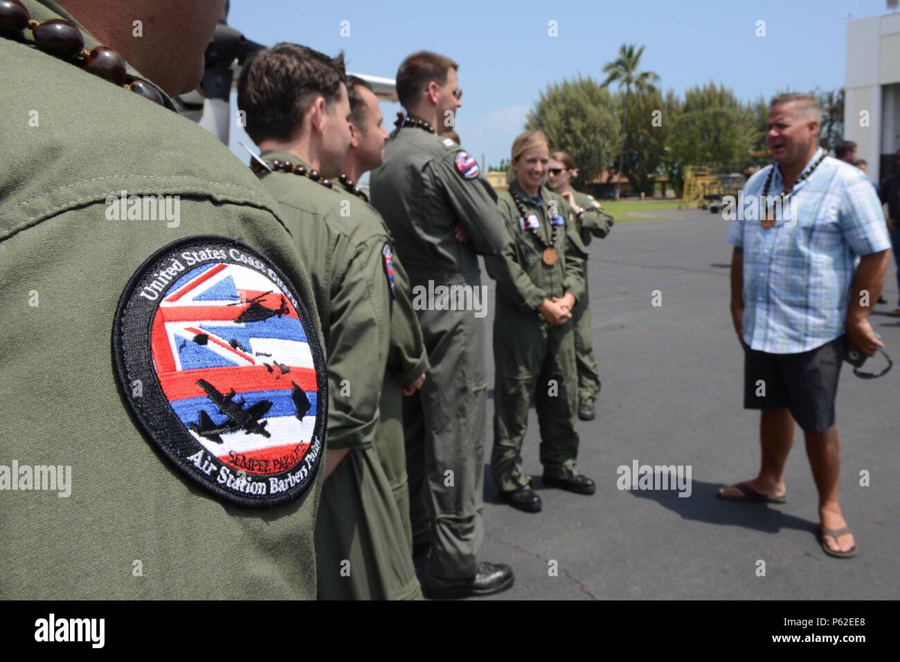 Jon Hoag, Kapitän des Fischereifahrzeugs Teufelskreis und ein Eingeborener von Roggen, N.H., spricht mit Besatzungen nach einem Treffen und Zeremonie begrüße seine Retter bei Coast Guard Air Station Herrenfriseure Punkt, 1. April 2016 zu danken. Hoag und zwei seiner Besatzungsmitglieder konnten gerettet nach dem Fischereifahrzeug 161 Meilen südwestlich von Kona, Hawai'i, 11. März sank, von Besatzungen von Air Station Herrenfriseure und Marine Hubschrauber Maritime Strike Squadron 37 in Kaneohe Bay, Oahu. (U.S. Coast Guard Foto von Petty Officer 2. Klasse Tara Molle/Freigegeben) Stockfoto