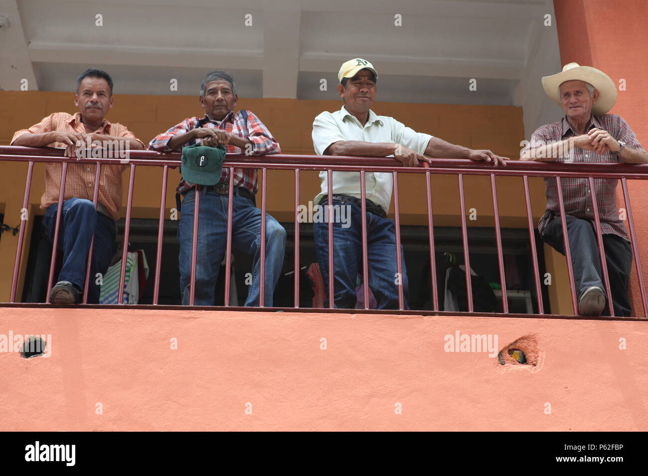 Lokale elder Guatemala Bürger beobachten US Soldaten Präsenz in San Rafael, Guatemala, 1. April 2016. Task Force Red Wolf und Armee nach Süden führt Humanitäre Zivile Hilfe Ausbildung taktischer Ebene Bauprojekte und medizinische Bereitschaft Übungen medizinische Zugang und den Bau von Schulen in Guatemala mit der guatemaltekischen Regierung und nicht-staatlichen Stellen von 05 Mär 16 bis 18 Apr 16 Um die Mission die Bereitschaft der US-Streitkräfte zu verbessern und einen nachhaltigen Nutzen für die Menschen in Guatemala zur Verfügung zu stellen. (U.S. Armee Foto von Sgt. Ronquel Robinson/Freigegeben) Stockfoto