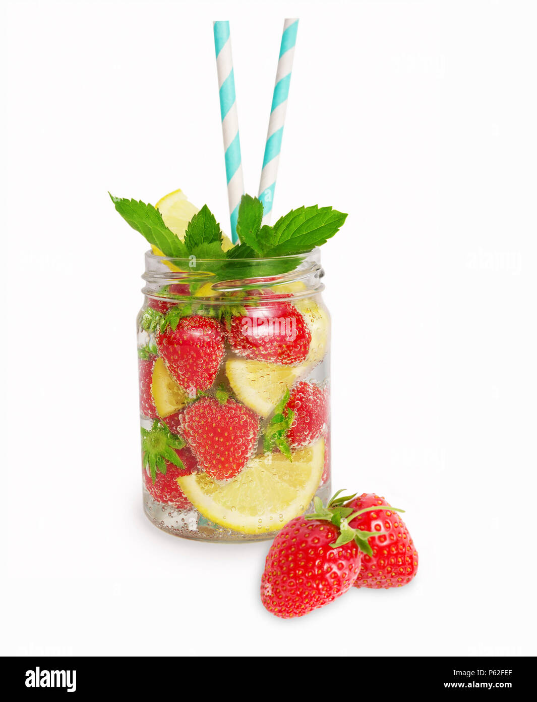 Erdbeer Limonade mit Zitronenscheiben. Getränk im Glas. Hausgemachte Limonade auf weißem Hintergrund. Getränke für eine Partei. Stockfoto