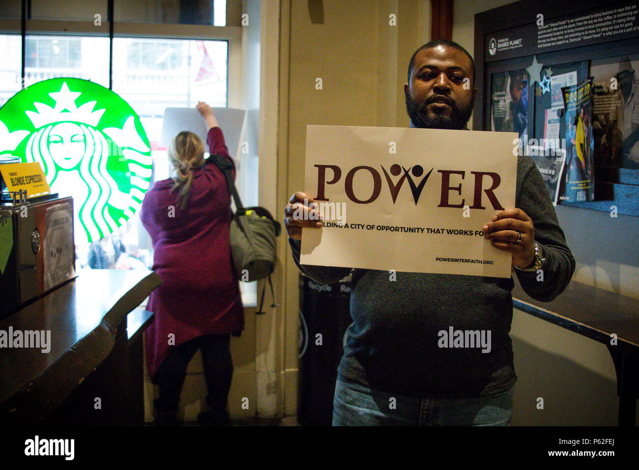 Philadelphia, USA, 16. April 2018. Nach der Festnahme von zwei schwarze Männer, die Badezimmer in einem Philadelphia Starbucks zu verwenden, interreligiöse Gruppen protestierten der Store für die Nichterfüllung der rassische Vorurteile und Rolle in der Gentrifizierung. Stockfoto