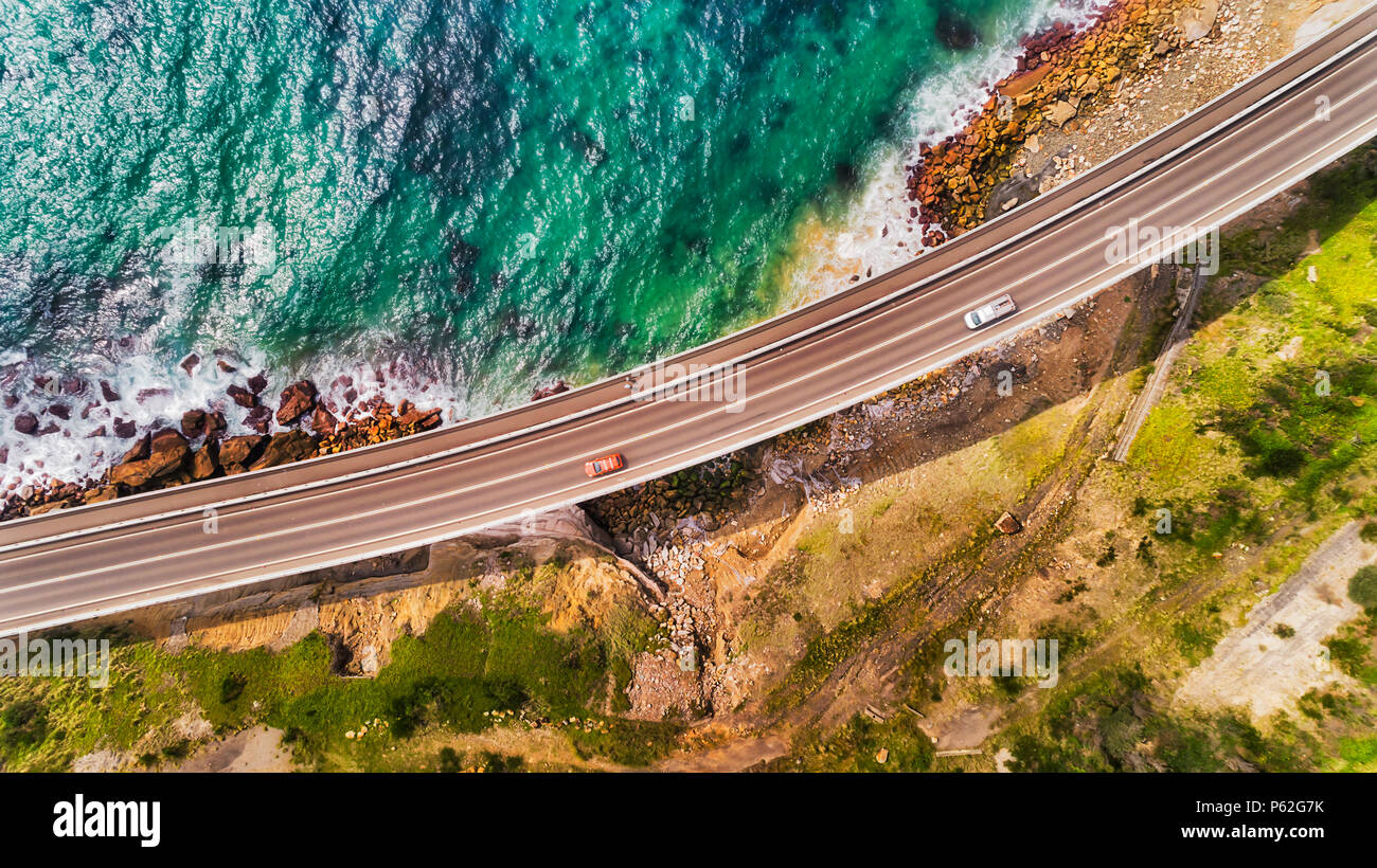 Fragment der Sea Cliff Bridge auf dem Grand Pacific Drive malerischen Autobahn in Australische NSW Zustand entlang der Pazifikküste in Luft von oben nach unten anzeigen. Stockfoto