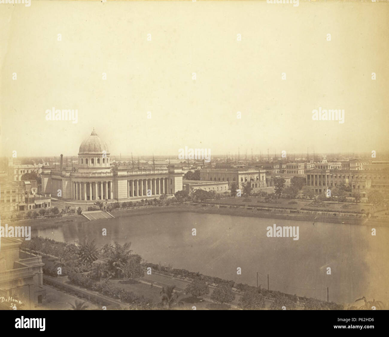 N/A. Englisch: Dieses Foto von Dalhousie Square aus dem 'Walter Hawkins Nachtigall (PWD) Sammlung: Album von Ansichten von Kalkutta, wurde von A. De Schärfen in den 1870er Jahren genommen. Blick über Dalhousie Square von der Oberseite des Telegraph Office, auf der Suche über den Tank (Wasserversorgung) in Richtung des General Post Office. Ein Teil der Gebäude Writers' kann auf der rechten Seite, wo die Mitarbeiter der East India Company, neu in Indien, bei der Ankunft in Kalkutta lebte gesehen werden. St. Andrew's Church ist im Hintergrund sichtbar. ca. 1870. A. De Hone 406 Dalhousie Square, Kalkutta (C. 1870s) Stockfoto