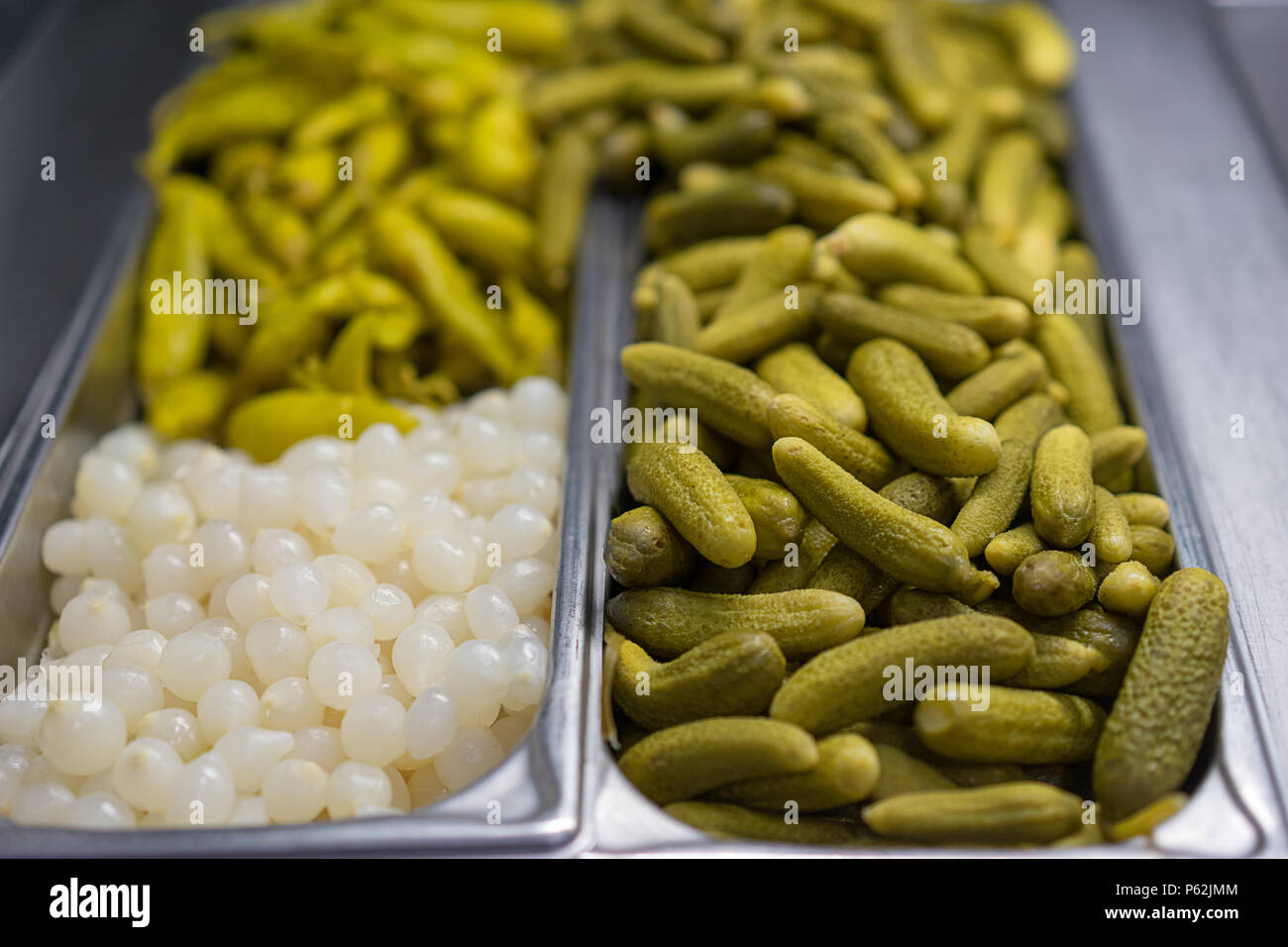 Essiggurken als Hintergrund. Grüne Gurke Textur muster. Gurken, Stockfoto