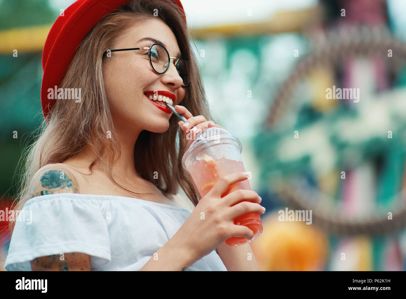 Lifestyle Portrait von hübsche stilvolle Frau trinkt Cocktail Stockfoto