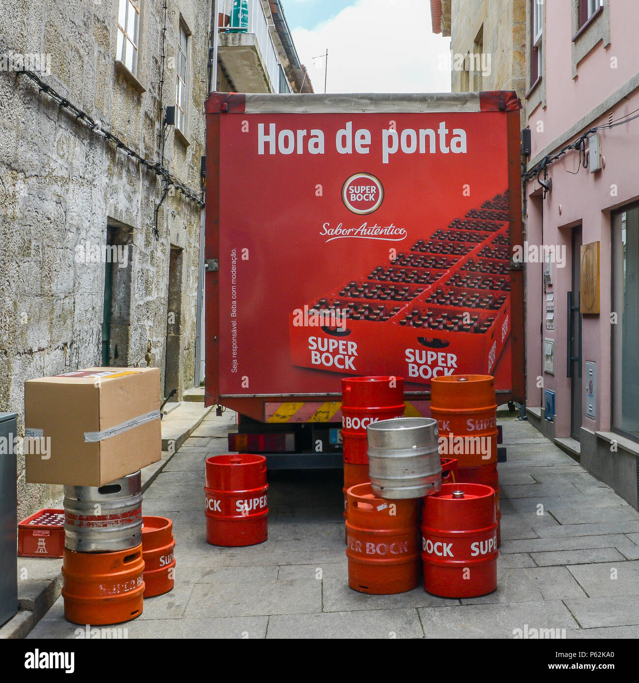 Berühmte portugiesische Bier Super Bock in Container entladen von Lkw Stockfoto