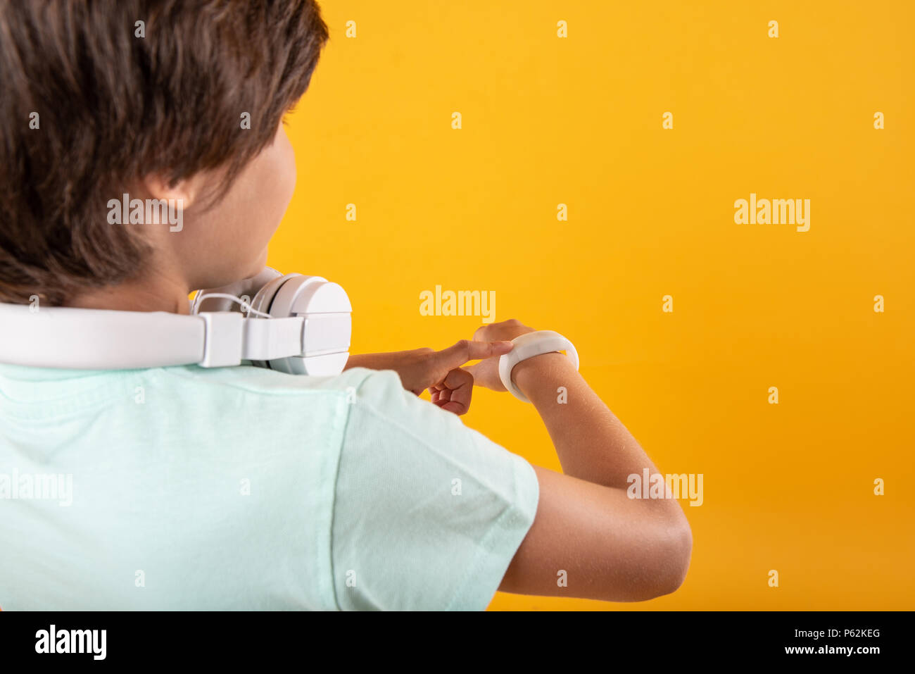 Guter Junge trägt eine moderne Uhr Stockfoto