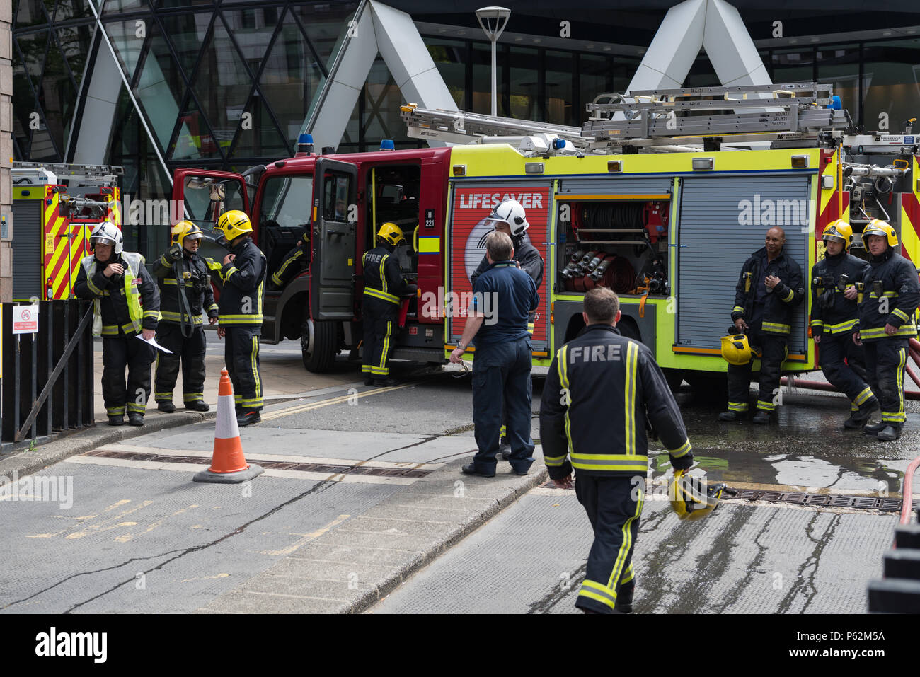 London Fire Brigade Crews und Feuerwehrleute nehmen an einem Notfall in St. Teil Mary Axe und Undershaft in der City of London Stockfoto