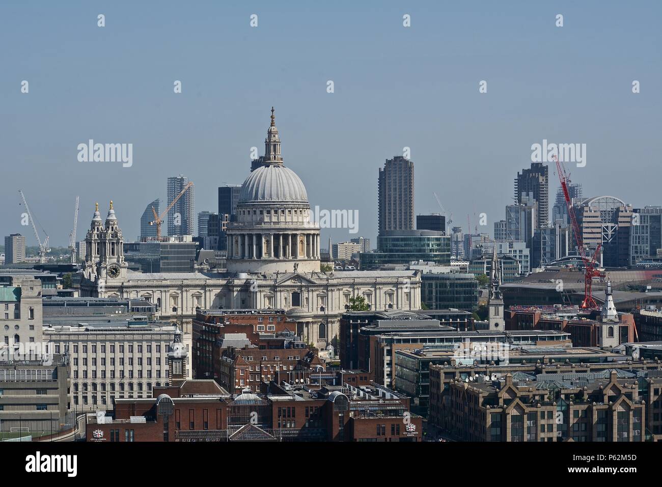 Der Blick auf die Skyline von London als von der Tate Modern gesehen, viele Londoner Architektur Sehenswürdigkeiten wie St. Paul's Cathedral und der Shard Stockfoto