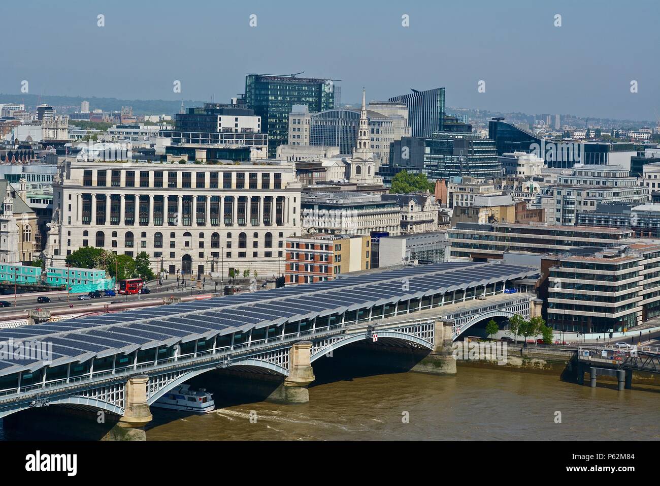 Der Blick auf die Skyline von London als von der Tate Modern gesehen, viele Londoner Architektur Sehenswürdigkeiten wie St. Paul's Cathedral und der Shard Stockfoto