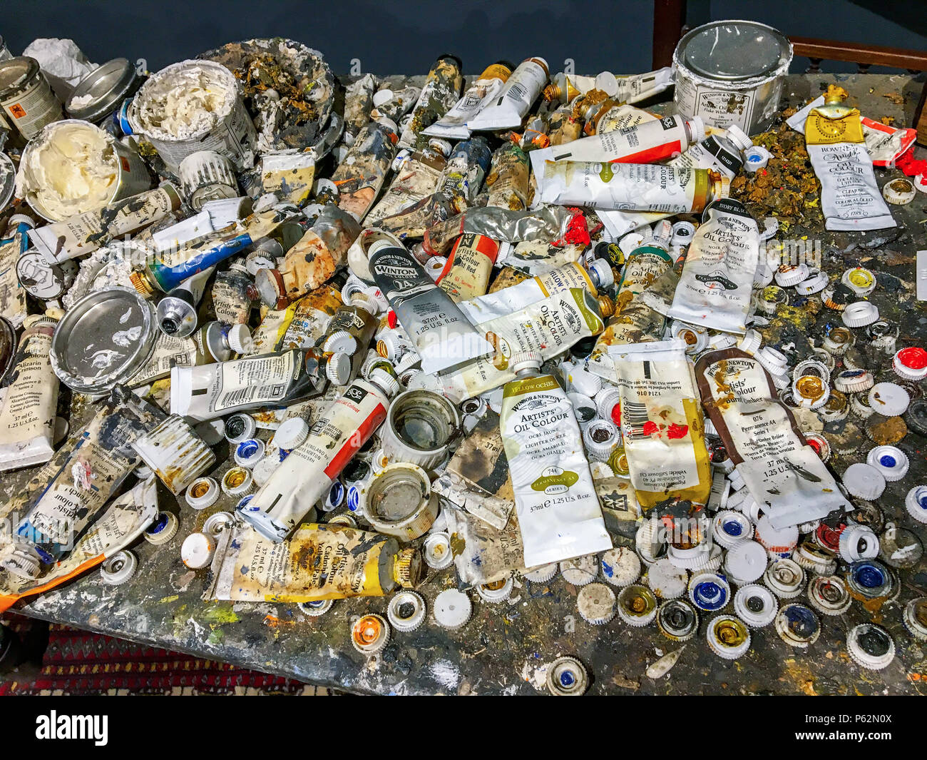 Künstler Palette von Farben. Exponat auf der Erker Mons Kunstgalerie auf Anglesey, Nordwales. Sir John Kyffin Williams. Stockfoto