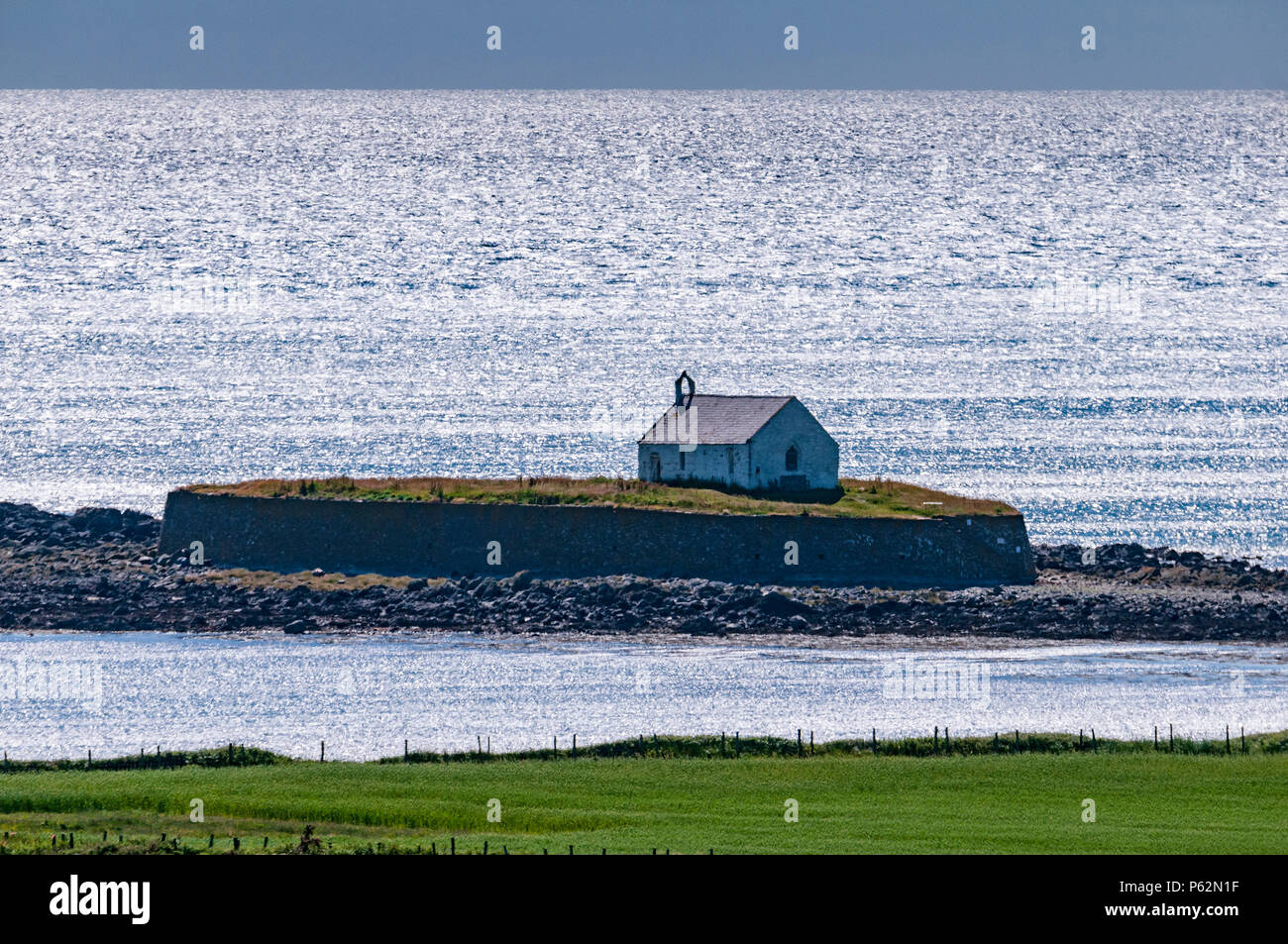 North Wales. Cwyfan Kirche auf seine Gezeiten Cribinau Insel Anglesey. Stockfoto