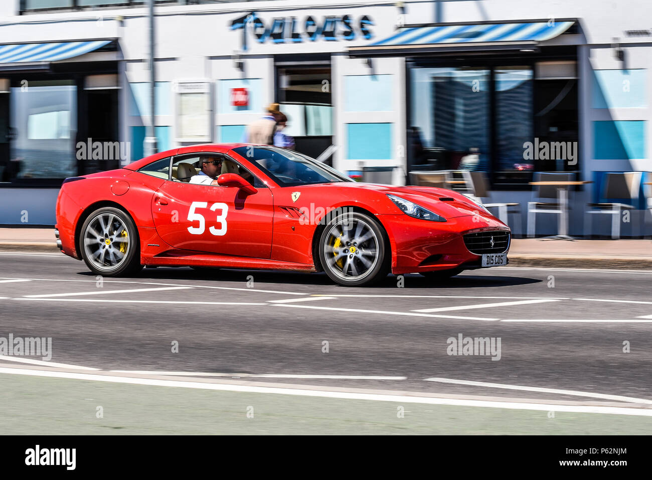 Rot Ferrari California nummeriert 53 entlang fahren Western Esplanade, Southend On Sea, Essex, Großbritannien, vorbei an Toulouse Restaurant. Stockfoto
