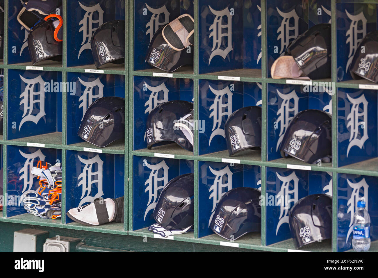 Detroit, Michigan - Batting Helme und andere Gang in der Detroit Tiger dugout vor einem Baseballspiel im Comerica Park. Stockfoto
