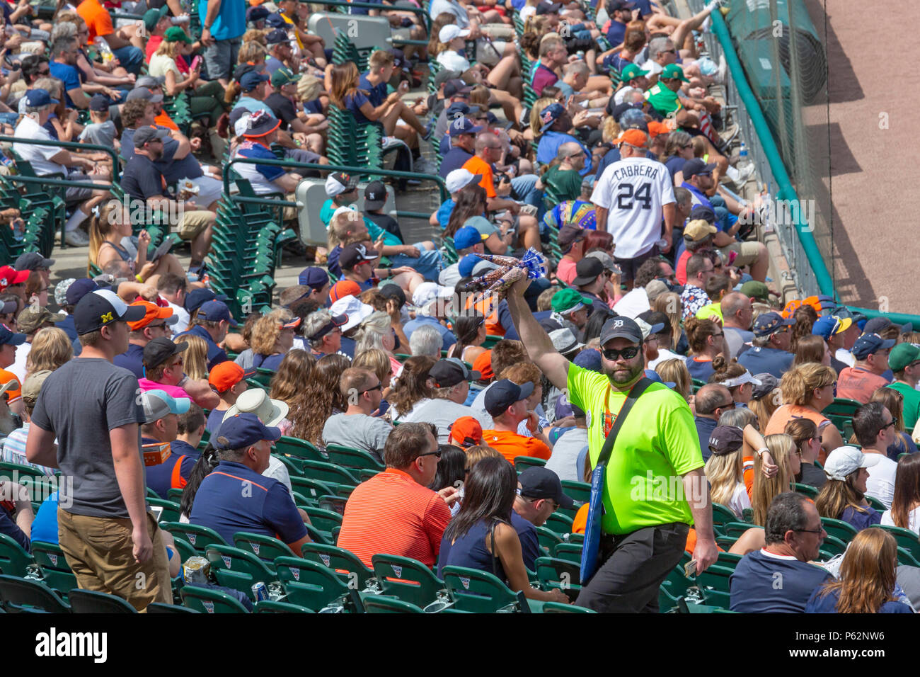 Detroit, Michigan - ein Anbieter in der steht bei einem Baseballspiel im Comerica Park der Detroit Tigers. Stockfoto