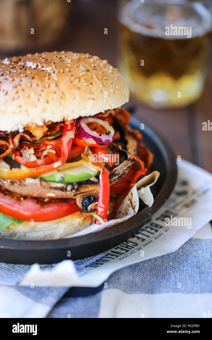 Köstliche gegrillte portobello Pilze Burger mit viel Gemüse Stockfoto