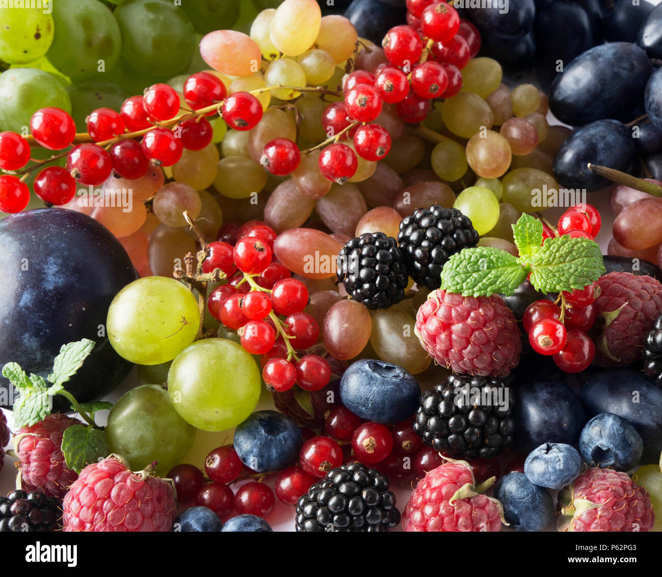 Reife Brombeeren, Heidelbeeren, Himbeeren, Johannisbeeren, Trauben und ...