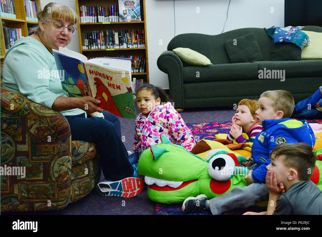 Linda "Dixie" Paronto, 341 Force Support Squadron Basis Bibliothekar, liest für Kinder in der Bibliothek während der Geschichte zeit April 5, 2016, in der malmstrom Air Force Base Mont jeden Dienstag der Basisbibliothek Hosts eine Geschichte zeit Veranstaltung, lesen wöchentlich wechselnde Bücher für Kinder im Alter zwischen zwei und sechs Jahre alt. Nachdem die Geschichten gelesen werden, Kinder können das Handwerk auf das Thema des Buches. (U.S. Air Force Foto/Flieger Daniel Brosam) Stockfoto