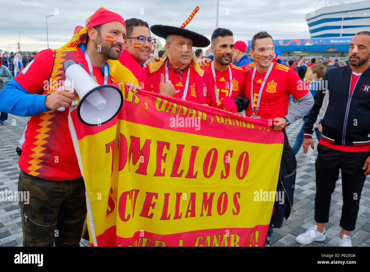 Fußball-Fans besuchen Stadion Kaliningrad vor dem Match zwischen Spanien und Marokko Stockfoto