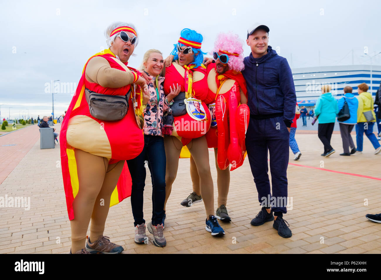 Fußball-Fans besuchen Stadion Kaliningrad vor dem Match zwischen Spanien und Marokko Stockfoto