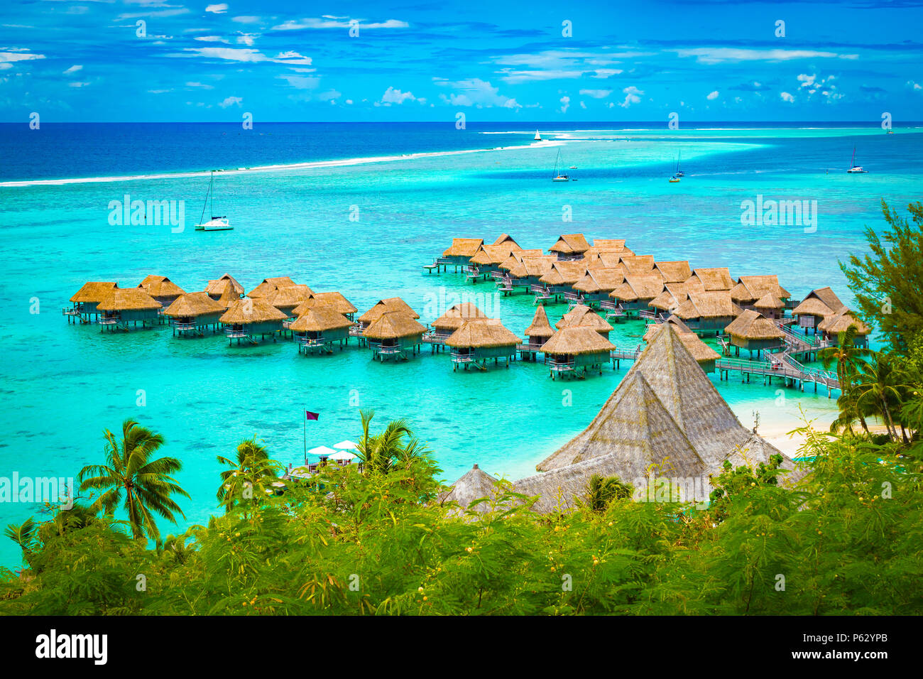 Luftaufnahme von Overwater Bungalow Luxus Resort in türkisfarbenen Wasser der Lagune von Moorea, Französisch Polynesien. Stockfoto