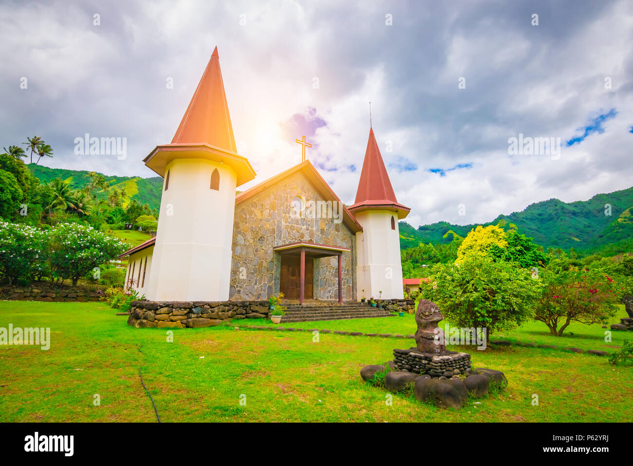 Kirche im Dorf Hatiheu, Nuku Hiva, Marquesas Islands, Französisch-Polynesien Stockfoto