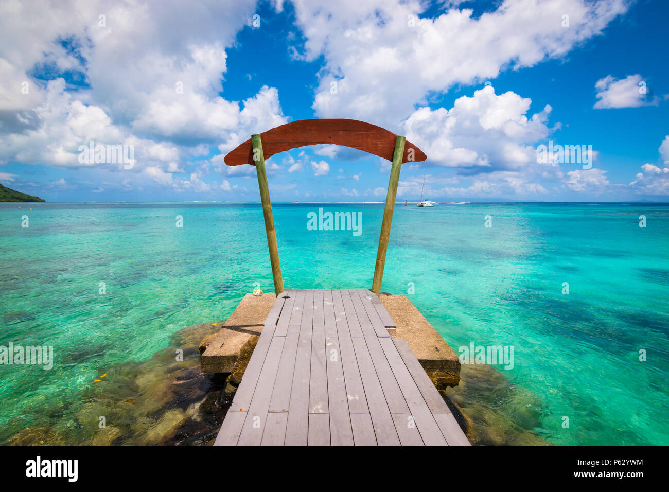 Unglaubliche Aussicht aufs Meer von einem Holzsteg in Huahine, Französisch Polynesien Stockfoto