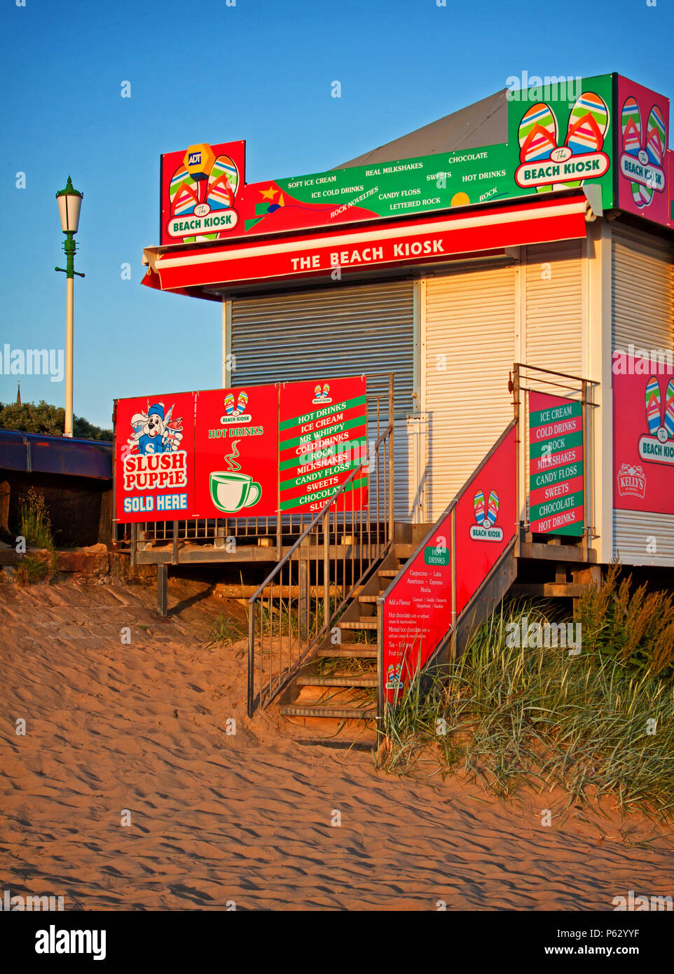 Eine farbenfrohe Strand Kiosk für das Geschäft in den Abend in St Annes on Sea, Lancashire geschlossen Stockfoto