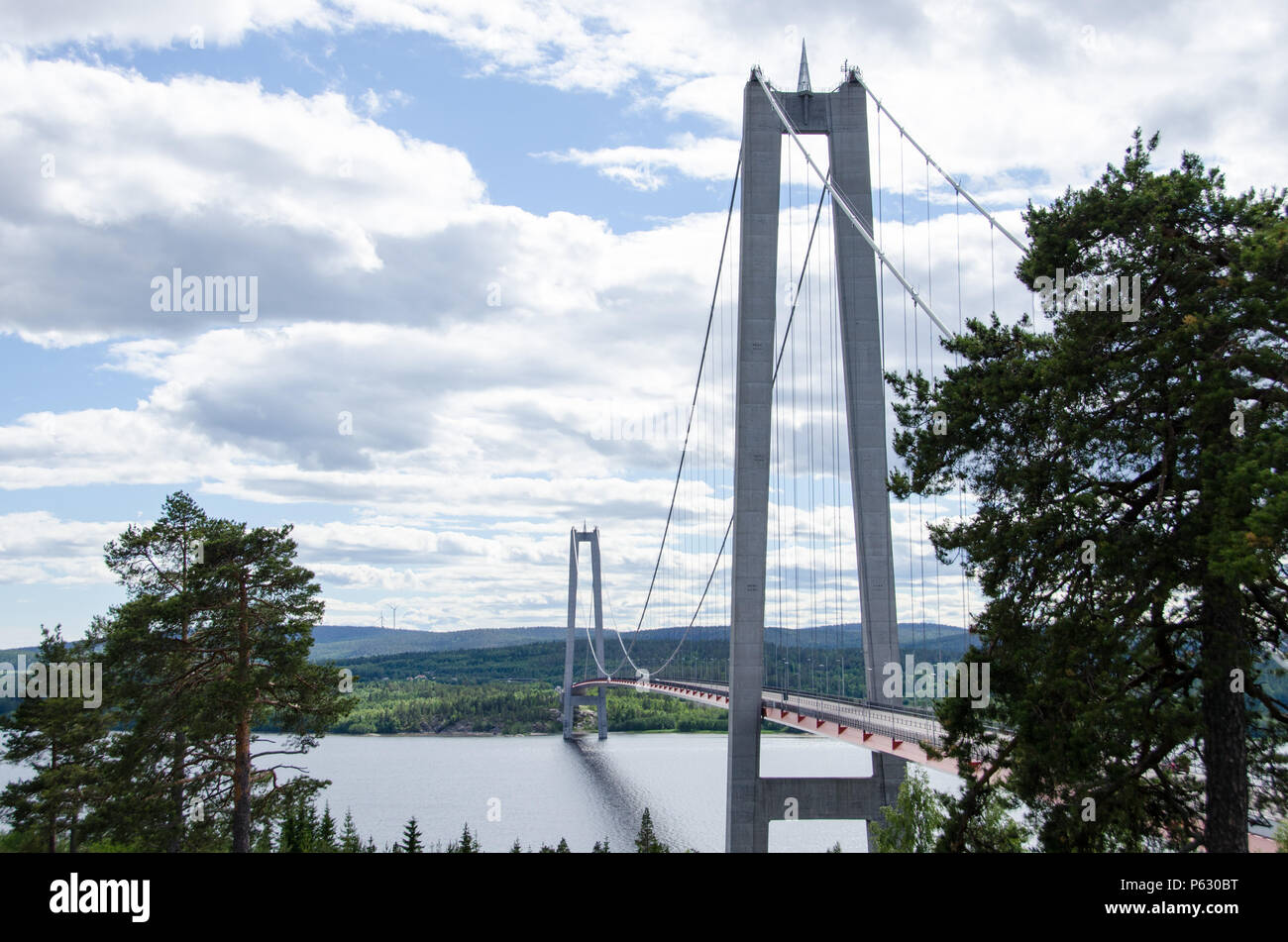 Hohe Küste, Schweden - 13. Juni 2018. Der Blick vom Hotel Hohe Küste von der Brücke über den Bottnischen Meerbusen auf einem leicht bewölkten Tag Stockfoto