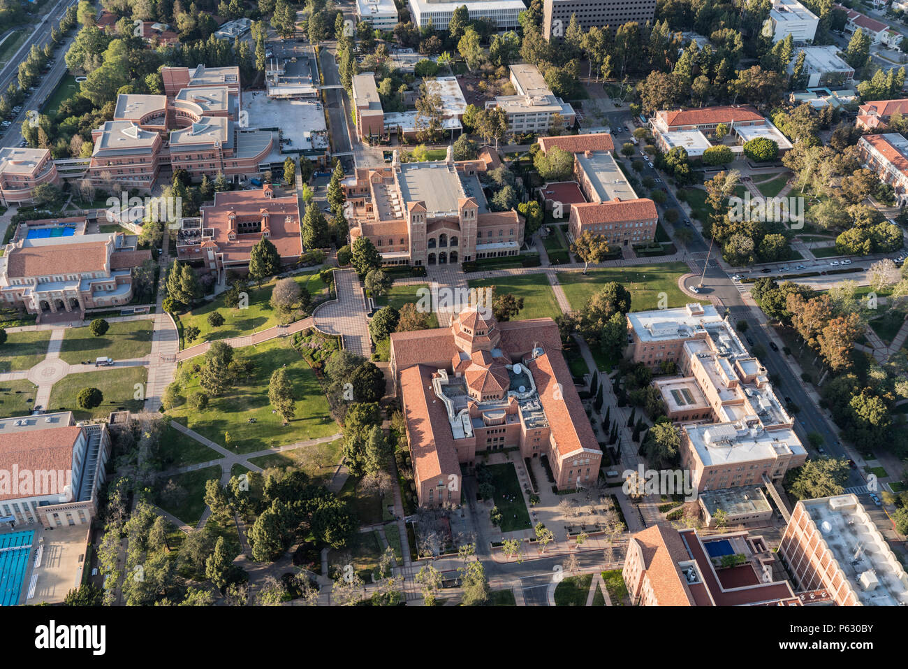 Los Angeles, Kalifornien, USA - 18. April 2018: Antenne Überblick über historische UCLA Campus Gebäude in der Nähe von Westwood. Stockfoto