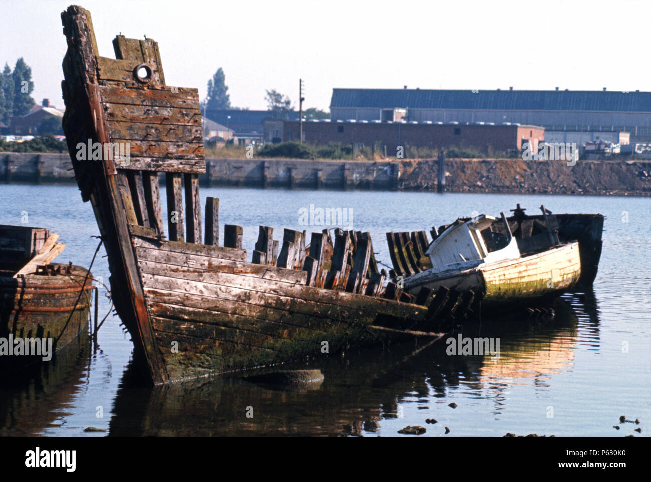 Wracks der beiden Boote im Fluss, Lowestoft, 1975 Stockfoto