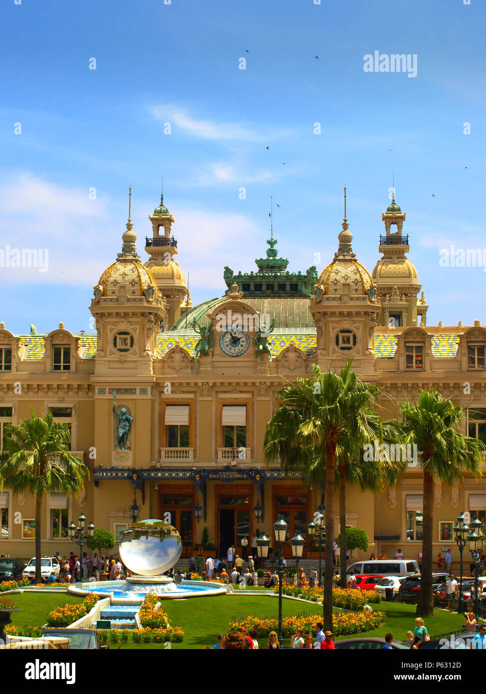 Monte Carlo, Monaco - Monte Carlo Grand Casino mit touristischen Wandern und Fotografieren Stockfoto