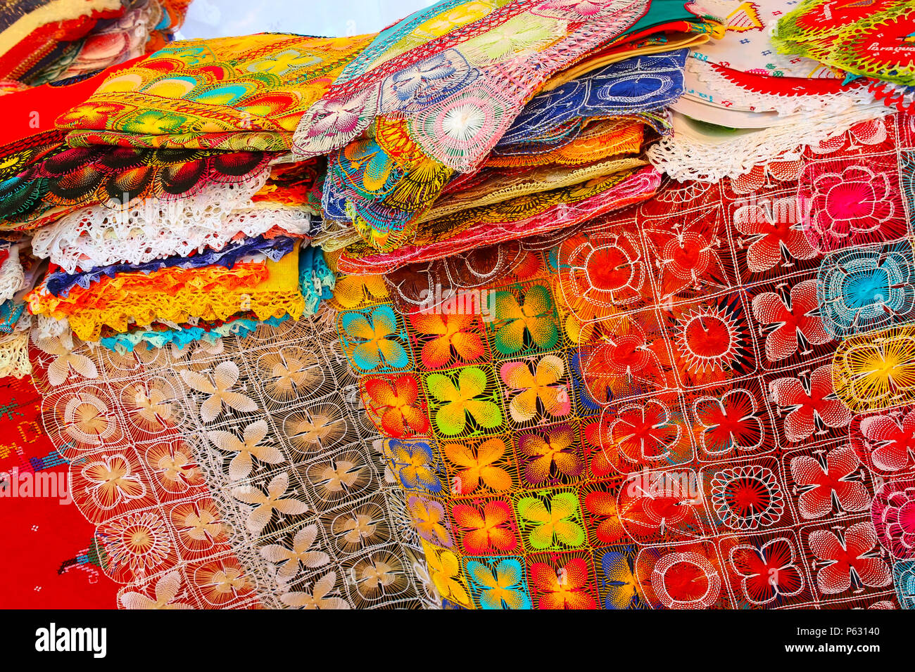 Anzeige der Nanduti auf dem Straßenmarkt in Asuncion, Paraguay. Nanduti ist eine traditionelle paraguayische bestickte Spitze, von den Spaniern eingeführt Stockfoto