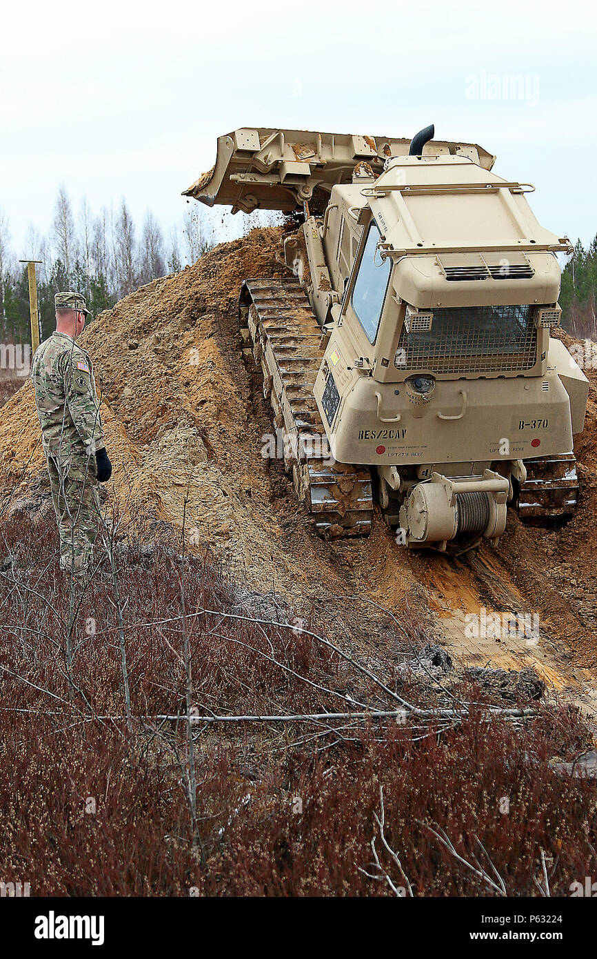 Soldaten zum Hauptsitz und Sitz Truppe, 3 Staffel, 2. Reiterregiment, graben Sie ein kampfstand Für Stryker gepanzerten Kampffahrzeugen mit einem D6-Bulldozer, 5. April, an Adazi Militärbasis, Lettland zugeordnet. Soldaten auch verwendet, um eine hohe Mobilität Ingenieur Bagger kämpfen Positionen für die Lettische Verbündeten zu graben, bevor eine multinationale kombinierte Verteidigung live-fire Übung zur Unterstützung der Operation Atlantic lösen, eine multinationale Demonstration der anhaltenden US-Engagement für die kollektive Sicherheit der North Atlantic Treaty Organisation (US-Verbündeten. Armee Foto von Sgt. Paige Behringer, 10 Pre Stockfoto