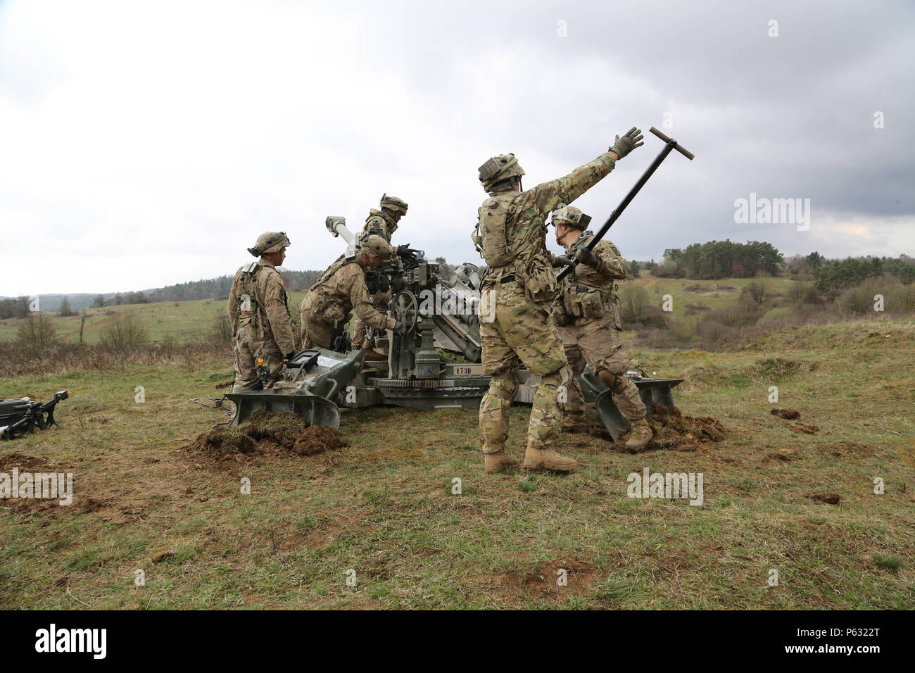 Us-Soldaten von Fox Unternehmen, 4.BATAILLON, 319 Airborne Field Artillery Regiment, 173Rd Airborne Brigade lädt eine Haubitze M777 A2 für simulierte Brand Missionen während der Übung Sabre der Ausfahrt 16 an der US Army Joint Multinational Readiness Center (JMRC) in Hohenfels, Deutschland, April 6, 2016. Sabre Ausfahrt 16 ist der US-Armee in Europa 173rd Airborne Brigade Combat Training Center Zertifizierung des JMRC in Hohenfels, Deutschland, Mar.31-Apr.Ort 24, 2016. Die Übung ist so konzipiert, dass die Bereitschaft der Armee Europa zu bewerten-basierte kampfbrigaden Unified lan durchzuführen Stockfoto