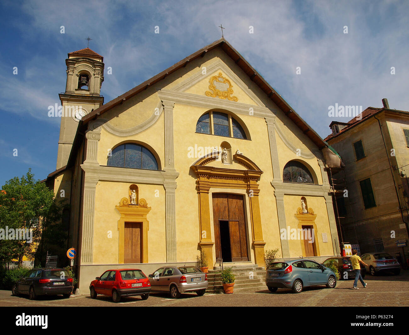 Sassello, Italien - Kirche der Unbefleckten Empfängnis mit Passanten Stockfoto